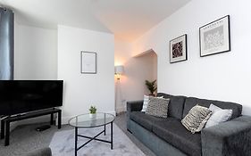 Quiet And Comfy House With 2 Bedrooms And 2 Bathrooms Super Fast Wifi And Crisp Hotel Standard White Linen Hosted By Our Home Short Stays