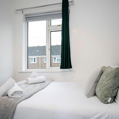 Quiet And Comfy House With 2 Bedrooms And 2 Bathrooms Super Fast Wifi And Crisp Hotel Standard White Linen Hosted By Our Home Short Stays Darlington  Exterior photo