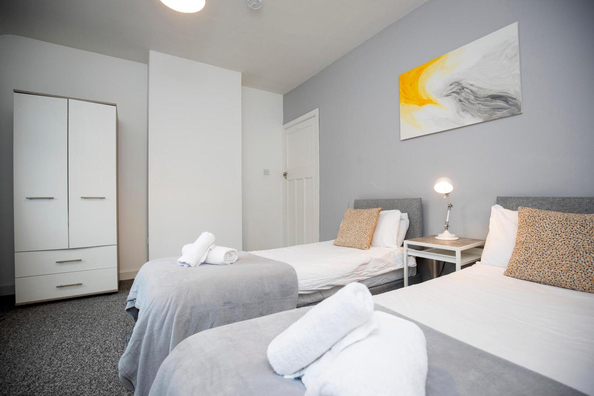 Quiet And Comfy House With 2 Bedrooms And 2 Bathrooms Super Fast Wifi And Crisp Hotel Standard White Linen Hosted By Our Home Short Stays Darlington  Exterior photo