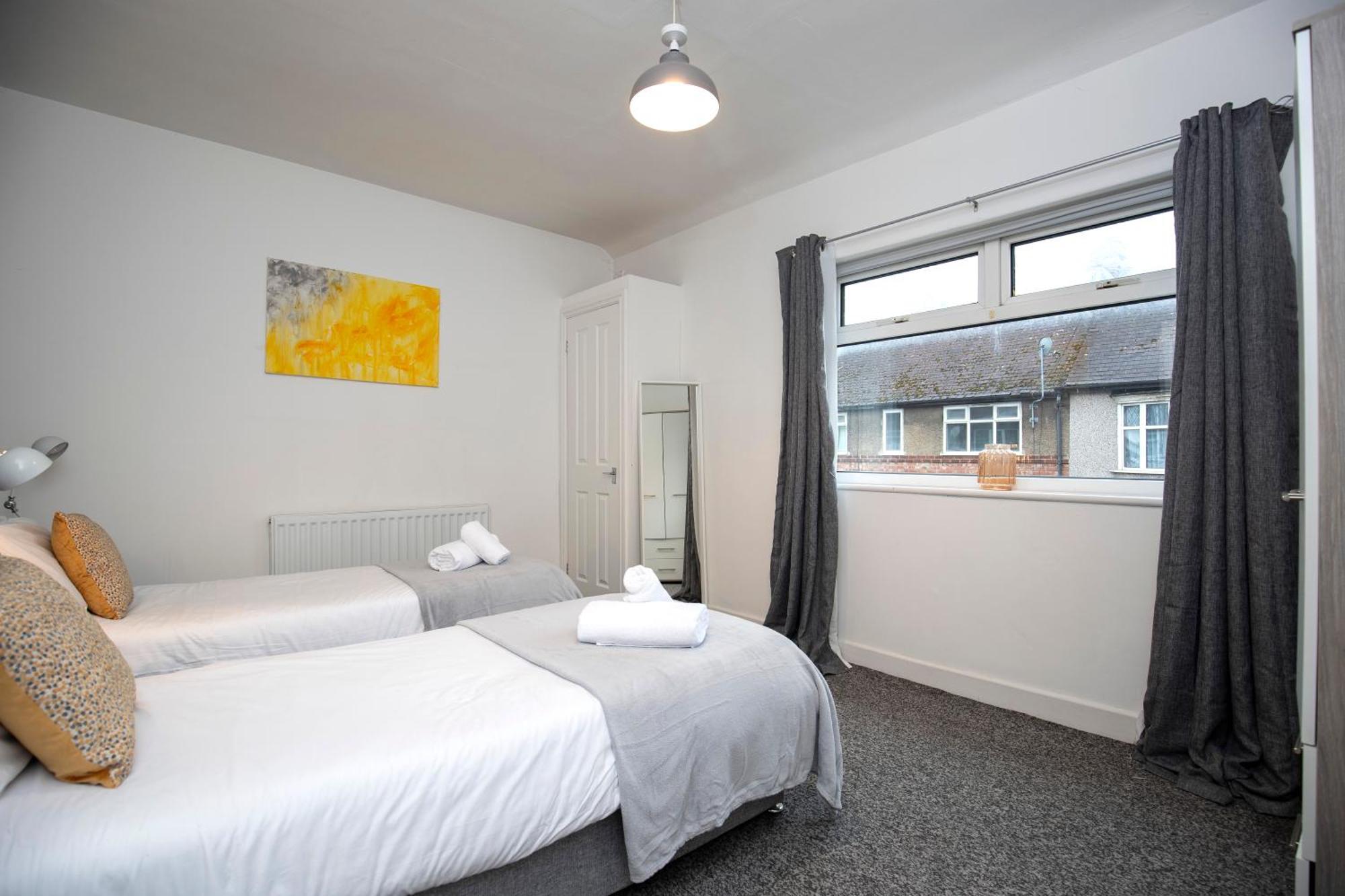 Quiet And Comfy House With 2 Bedrooms And 2 Bathrooms Super Fast Wifi And Crisp Hotel Standard White Linen Hosted By Our Home Short Stays Darlington  Exterior photo
