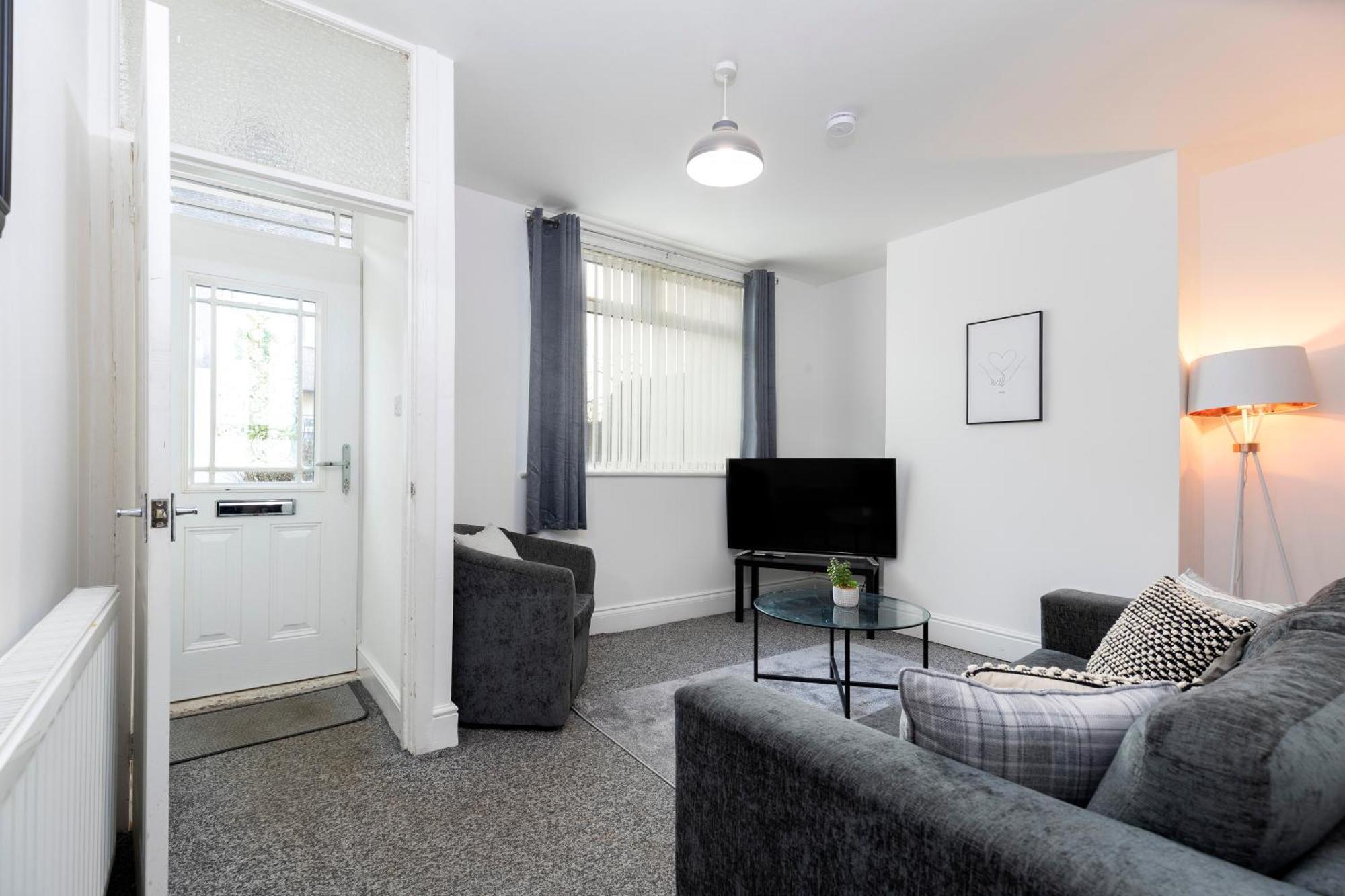 Quiet And Comfy House With 2 Bedrooms And 2 Bathrooms Super Fast Wifi And Crisp Hotel Standard White Linen Hosted By Our Home Short Stays Darlington  Exterior photo