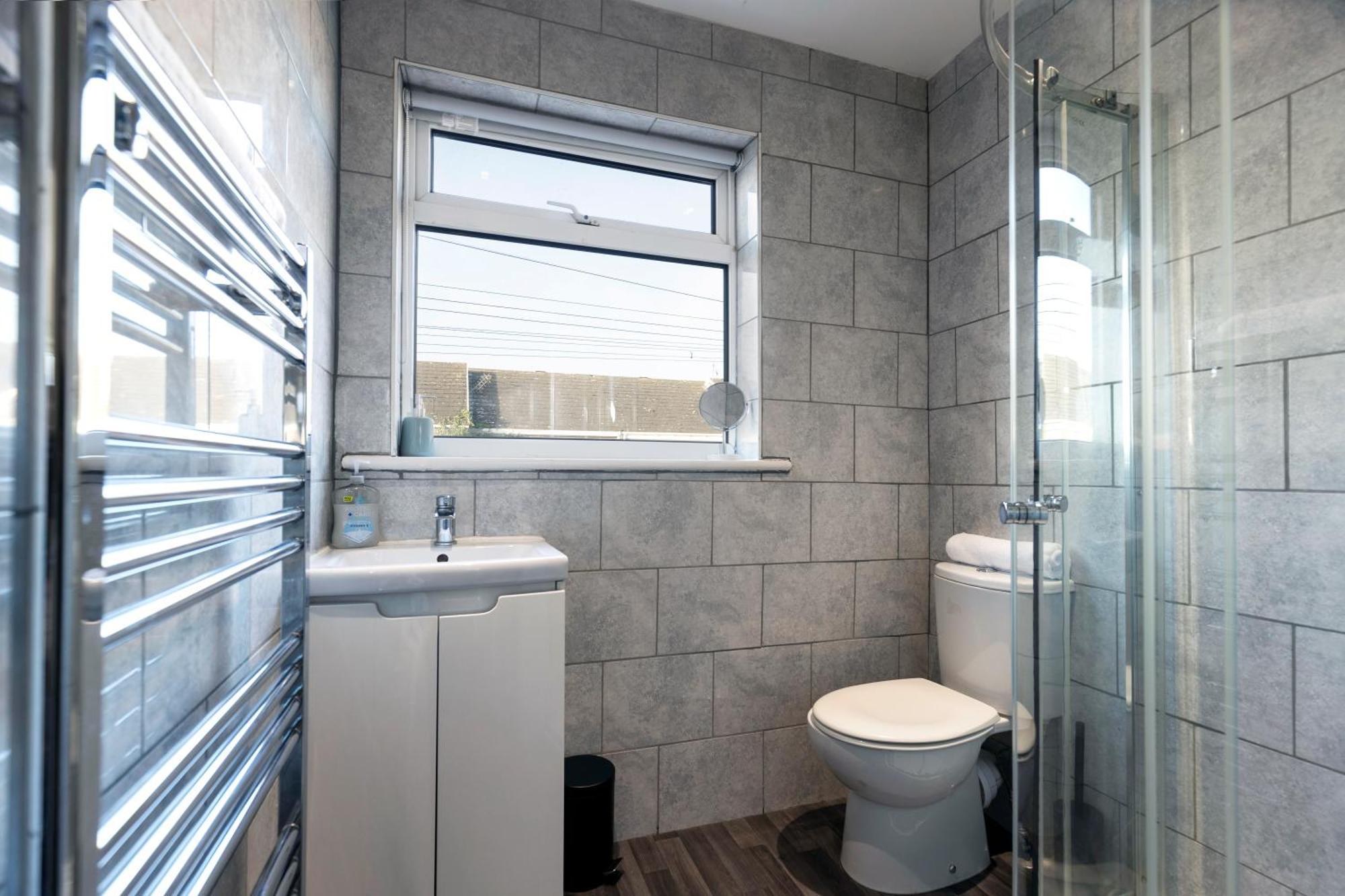 Quiet And Comfy House With 2 Bedrooms And 2 Bathrooms Super Fast Wifi And Crisp Hotel Standard White Linen Hosted By Our Home Short Stays Darlington  Exterior photo