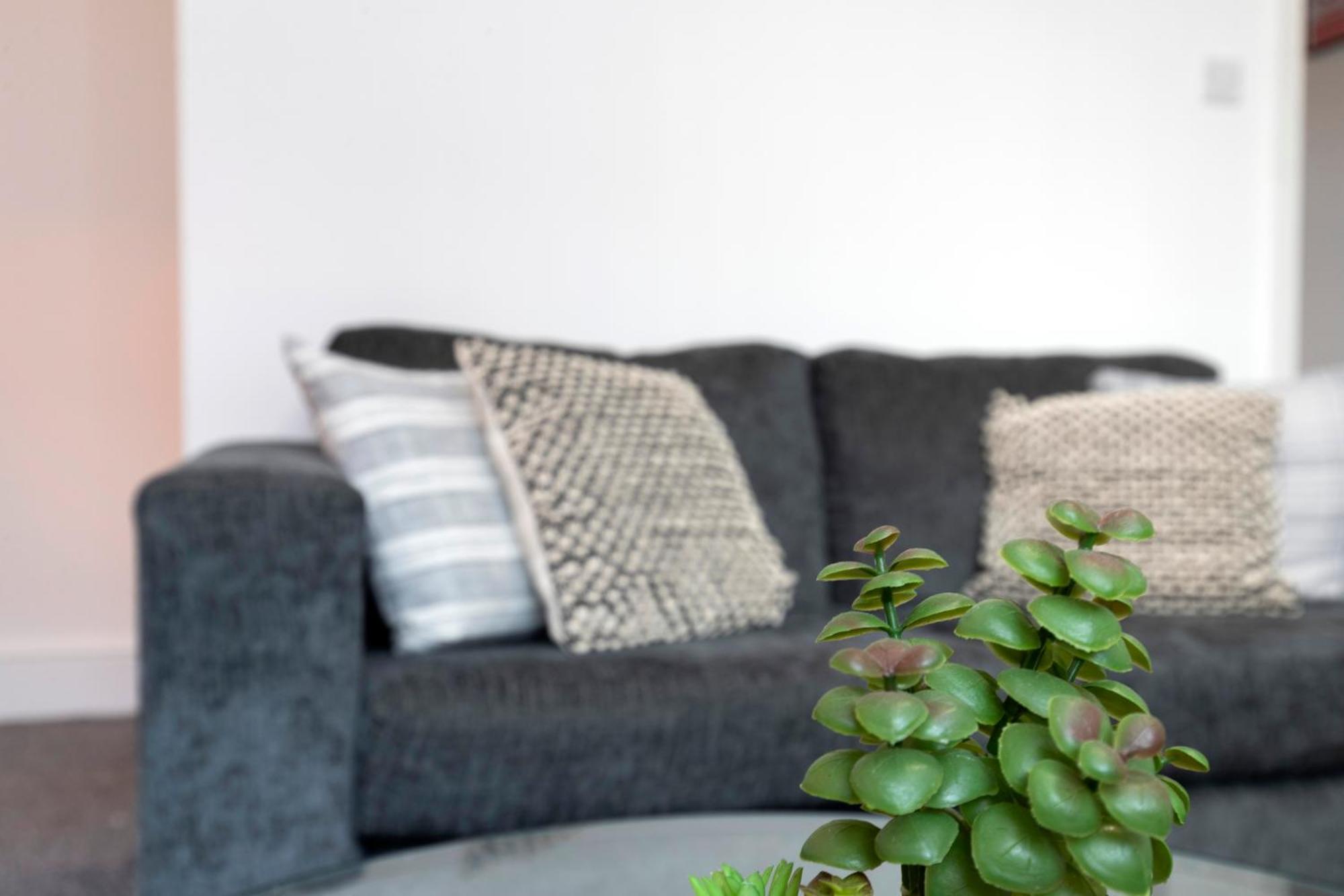 Quiet And Comfy House With 2 Bedrooms And 2 Bathrooms Super Fast Wifi And Crisp Hotel Standard White Linen Hosted By Our Home Short Stays Darlington  Exterior photo