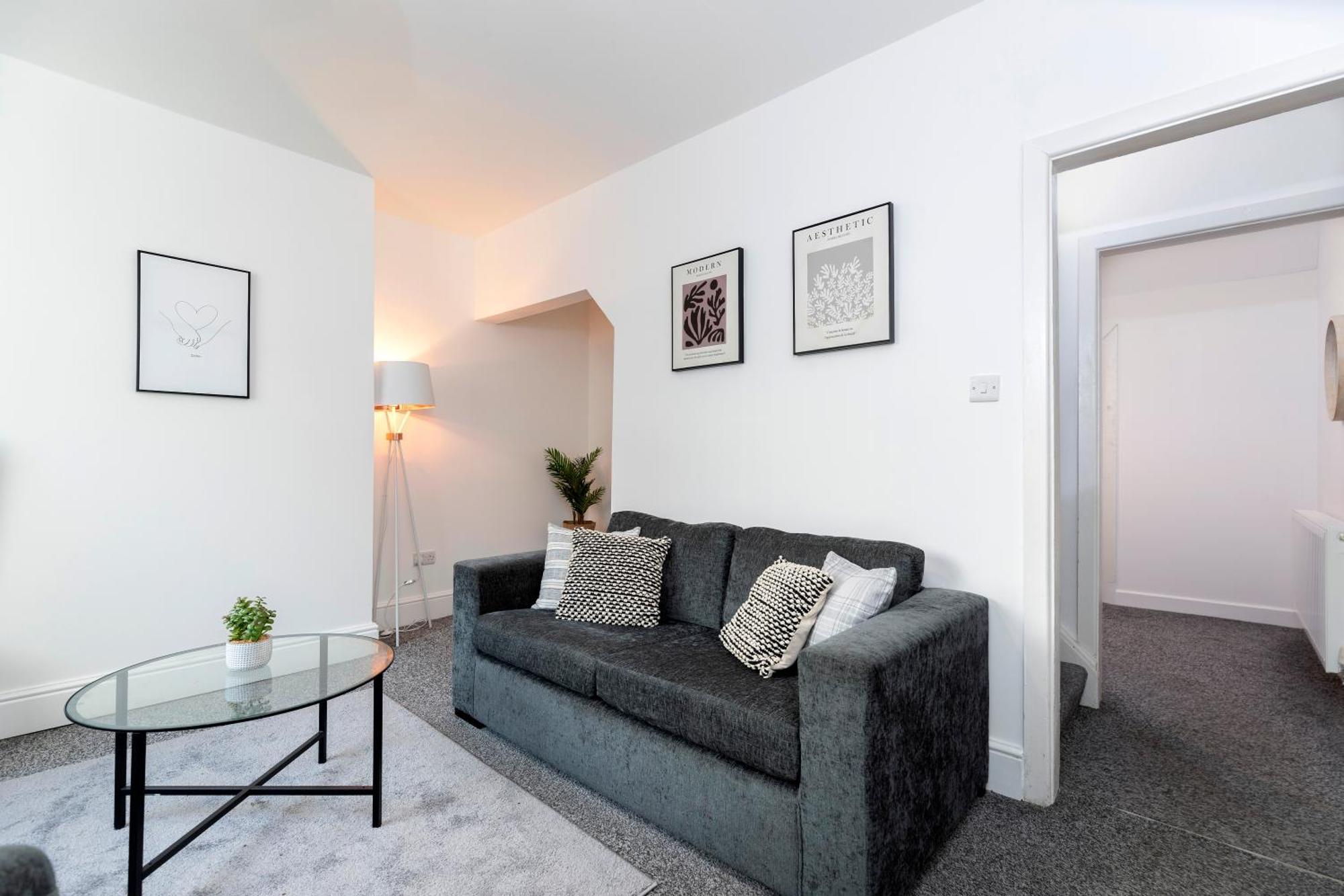 Quiet And Comfy House With 2 Bedrooms And 2 Bathrooms Super Fast Wifi And Crisp Hotel Standard White Linen Hosted By Our Home Short Stays Darlington  Exterior photo