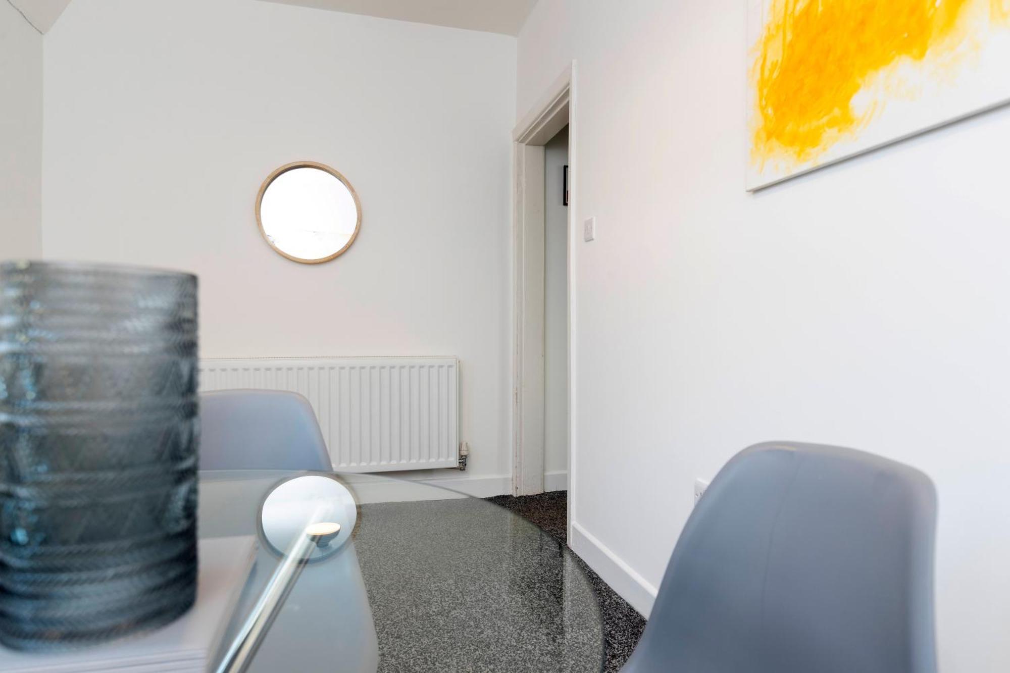 Quiet And Comfy House With 2 Bedrooms And 2 Bathrooms Super Fast Wifi And Crisp Hotel Standard White Linen Hosted By Our Home Short Stays Darlington  Exterior photo