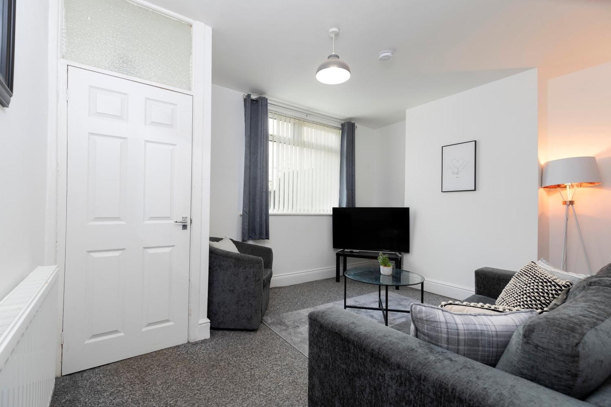 Quiet And Comfy House With 2 Bedrooms And 2 Bathrooms Super Fast Wifi And Crisp Hotel Standard White Linen Hosted By Our Home Short Stays Darlington  Exterior photo