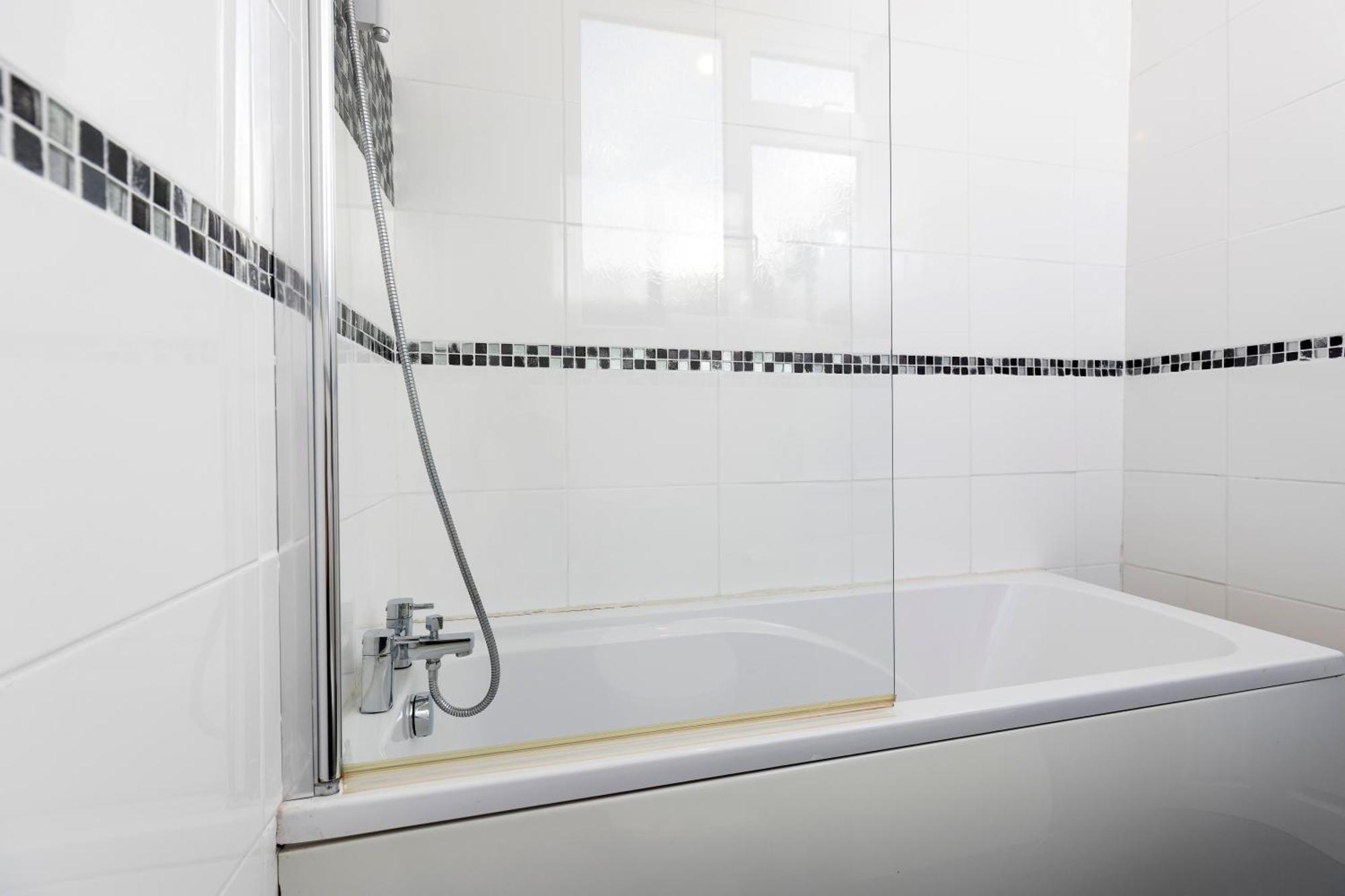 Quiet And Comfy House With 2 Bedrooms And 2 Bathrooms Super Fast Wifi And Crisp Hotel Standard White Linen Hosted By Our Home Short Stays Darlington  Exterior photo