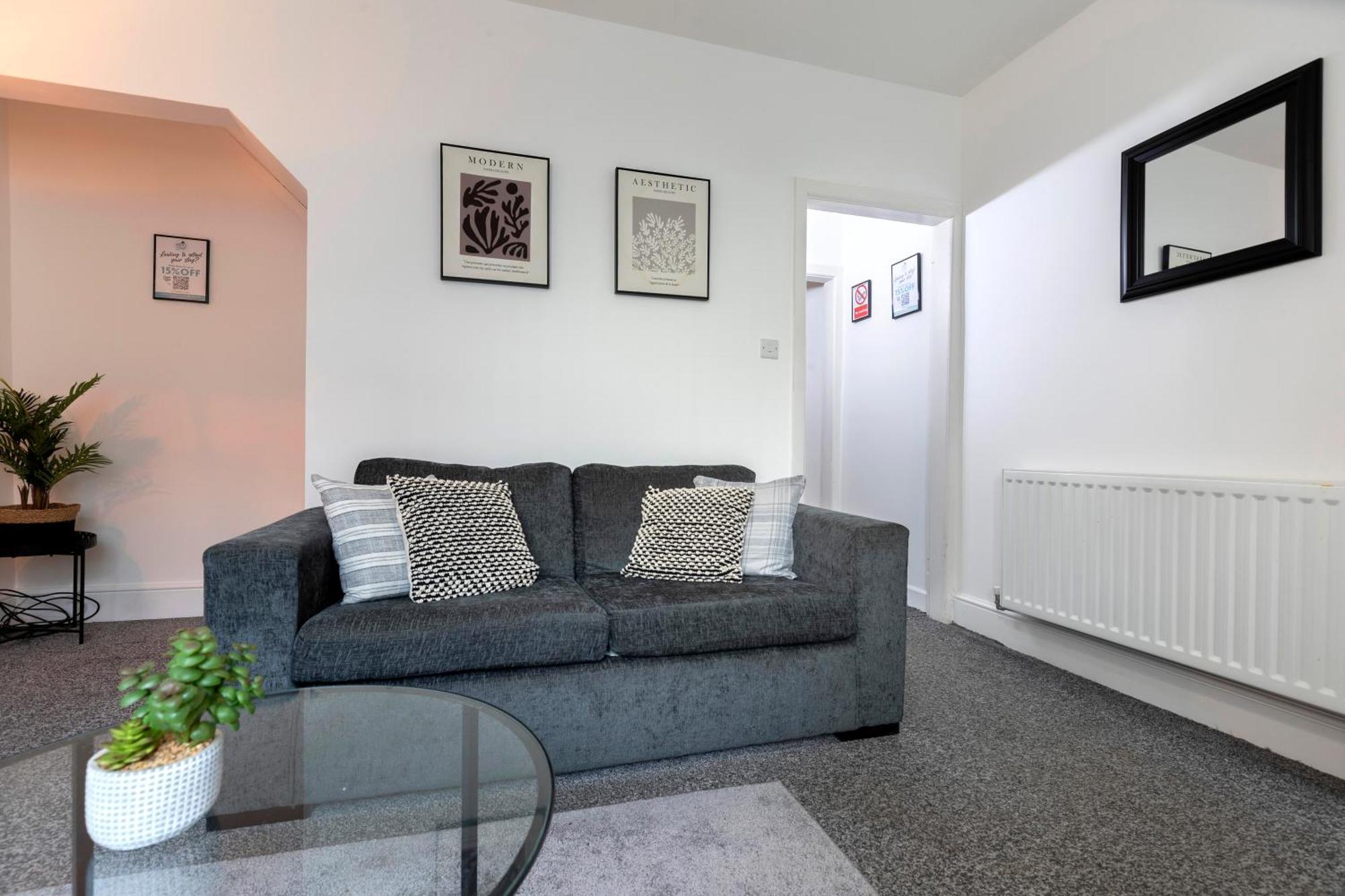 Quiet And Comfy House With 2 Bedrooms And 2 Bathrooms Super Fast Wifi And Crisp Hotel Standard White Linen Hosted By Our Home Short Stays Darlington  Exterior photo