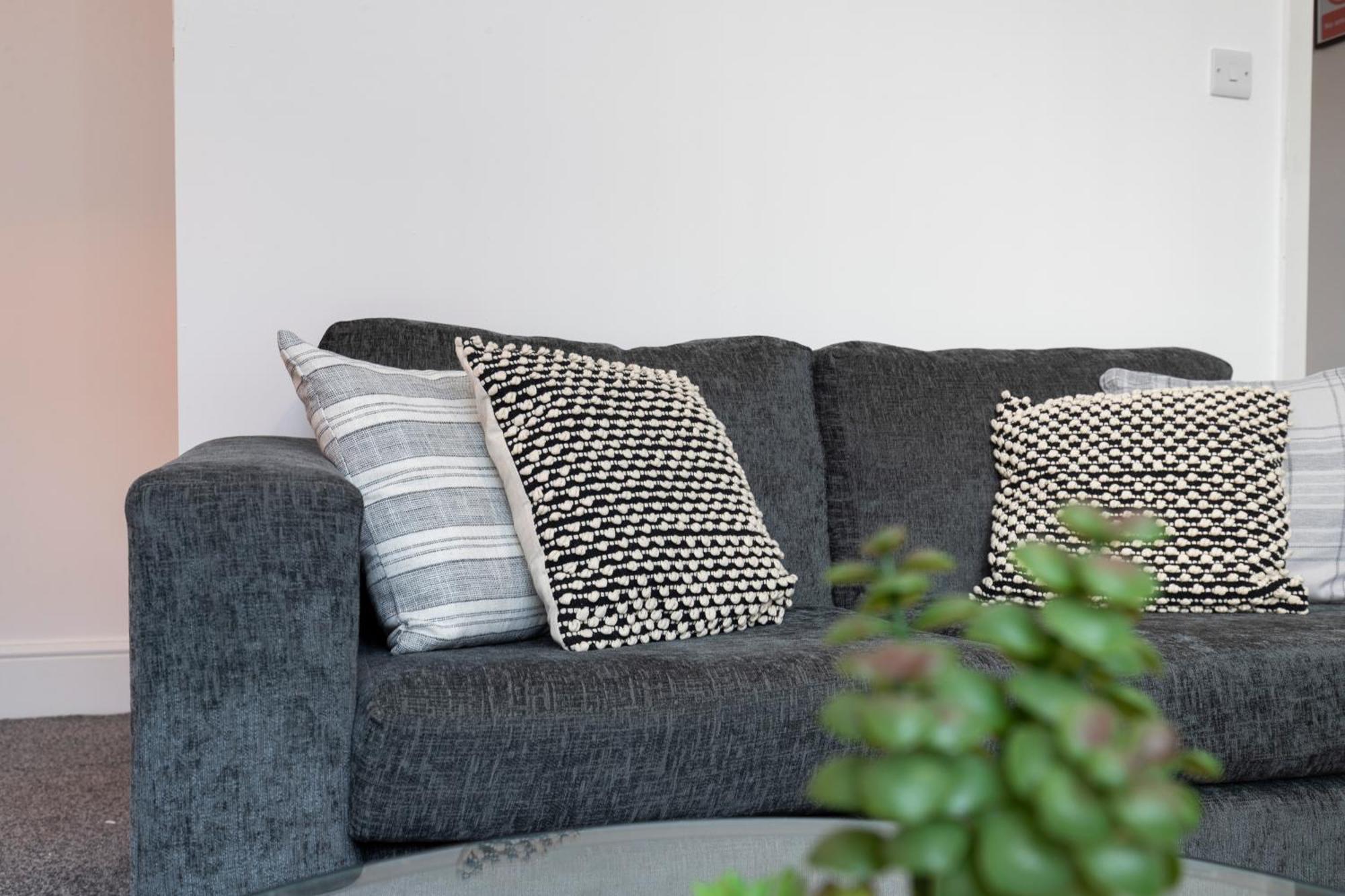 Quiet And Comfy House With 2 Bedrooms And 2 Bathrooms Super Fast Wifi And Crisp Hotel Standard White Linen Hosted By Our Home Short Stays Darlington  Exterior photo